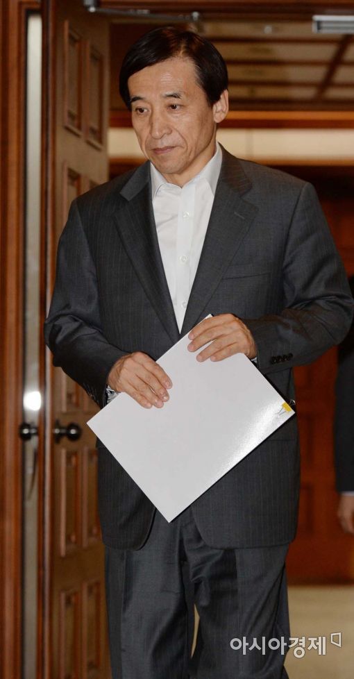 [포토]긴급 간부회의 참석하는 이주열 총재 