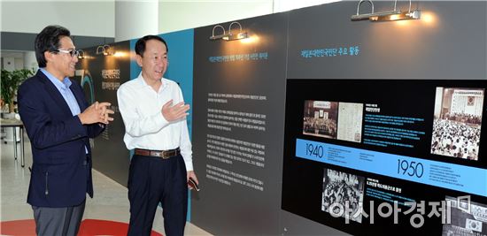 임태수 재일본 대한민국민단 중앙본부 부단장과 우범기 광주광역시 경제부시장(오른쪽)이 사진을 관람하고있다.