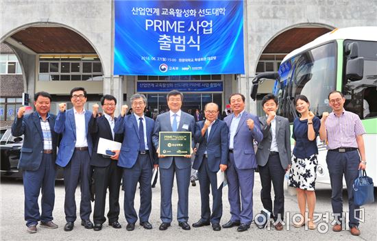 박상철 호남대 부총장이 27일 오후 전북 원광대학교에서 열린 프라임사업 출범식에서 이준식 교육부총리로부터 프라임사업 선정 대학 현판을 전달 받고 직원들과 기념촬영을 하고있다.