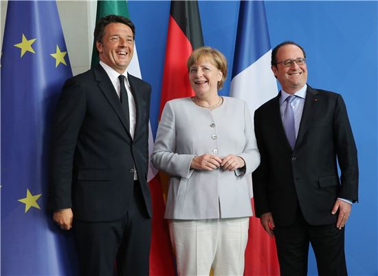 마테오 렌치 이탈리아 총리(좌측), 앙겔라 메르켈 독일 총리(중앙), 프랑수아 올랑드 프랑스 대통령(우측)는 27일(현지시간) 베를린에서 만나 리스본 조약 50조에 따라 영국이 브렉시트 신청서를 제출하기 전에는 어떠한 협상도 없다는 것에 합의했다. 세 정상은 또 EU에 안보와 경제 성장, 경쟁력을 끌어올릴 새로운 자극이 필요하다는 데에도 뜻을 모았다.(EPA=연합뉴스)
