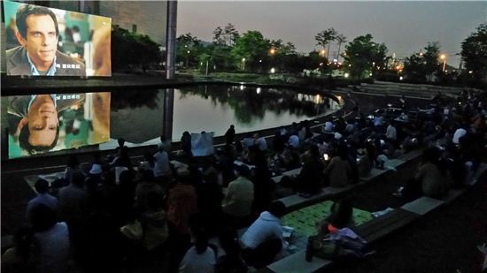 성남시청 앞에 설치된 노천극장을 찾은 시민들이 영화를 관람하고 있다. 