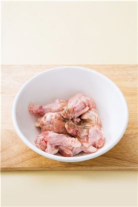 1. 닭봉은 깨끗하게 손질하여 칼집을 넣고 맛술, 소금, 후춧가루로 밑간하여 20분 정도 재운다.