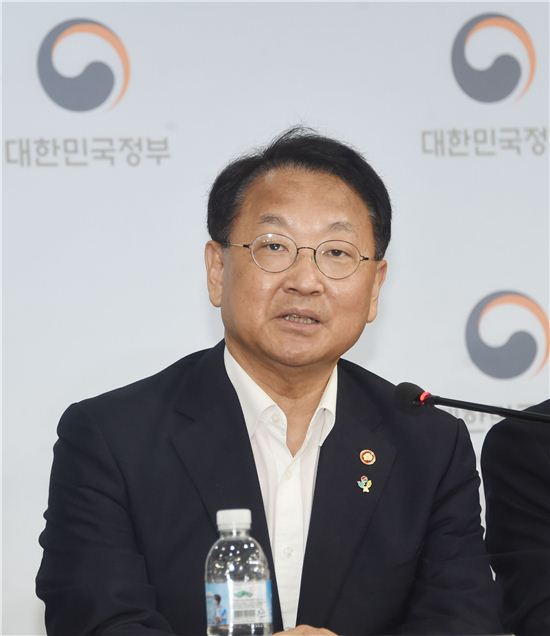 유일호 "적극적 정책대응 필요…홍기택 후임 한국에서 맡도록 노력"