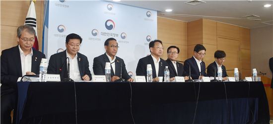 유일호 경제부총리 겸 기획재정부 장관(가운데)이 28일 하반기 경제정책방향을 발표하고 있다.