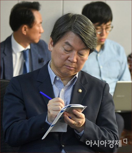 [포토]수첩 왕자, 안철수 대표