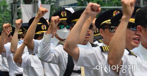 [포토]거리로 나선 대한항공 조종사들 
