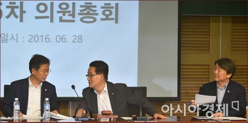 [포토]이야기하는 천정배·박지원·안철수