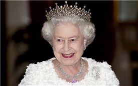 북아일랜드 방문 엘리자베스 여왕 "아직 살아있다"