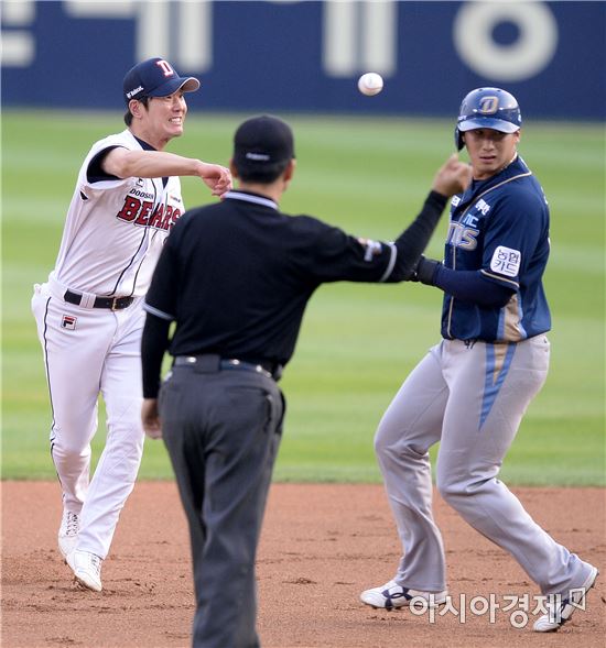 [포토]김재호, '병살로 위기 넘긴다'