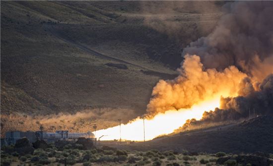 ▲차세대발사시스템인 SLS 로켓 부스터에 대한 시험이 성공적으로 끝났다.[사진제공=NASA]