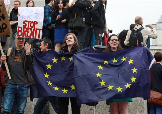 28일(현지시간) 런던 중심가 트라팔가 광장에서 시위대들이 브렉시트 결정에 항의하고 있다. (EAP=연합뉴스)