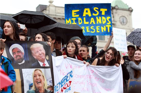 28일(현지시간) 런던 중심가 트라팔가 광장에서 시위대들이 도널드 트럼프, 마리 르펜 등 고립주의를 주장하는 미국과 프랑스 대선 주자 사진을 들고 브렉시트 결정에 항의하고 있다. (EAP=연합뉴스)