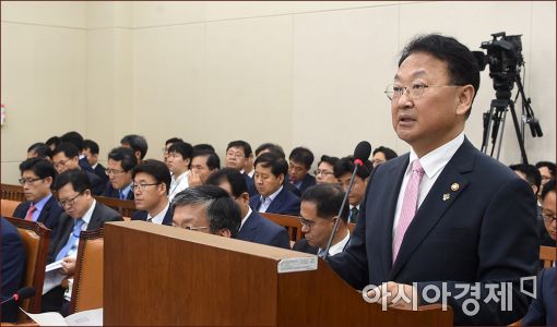 [포토]업무보고하는 유일호 부총리