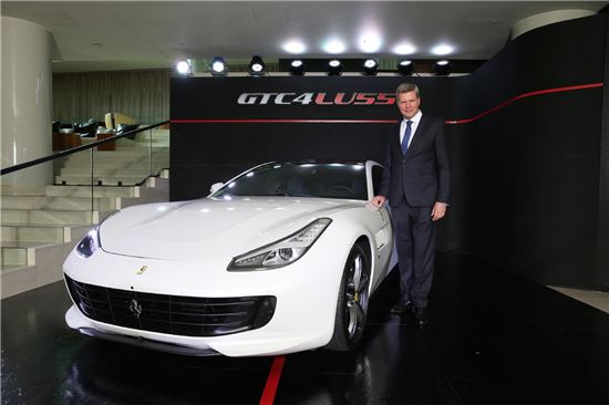 페라리가 국내 출시한 4륜 구동의 4인승 모델 'GTC4루쏘'. 29일 서울 워커힐 호텔 우바에서 진행된 이날 출시 행사에는 페라리 극동·중동지역 CEO 디터 넥텔이 참석했다.
