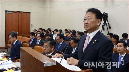 유승민 "구조조정, 공청회·국조 열어야"…유일호 '반대'