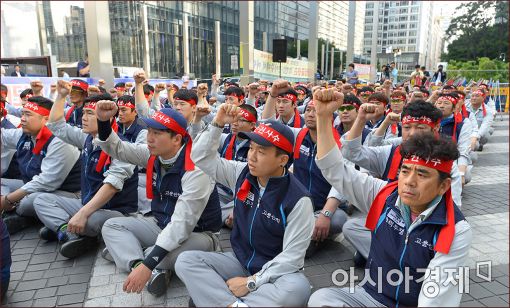 [포토]구호 외치는 삼성중공업 노동자들
