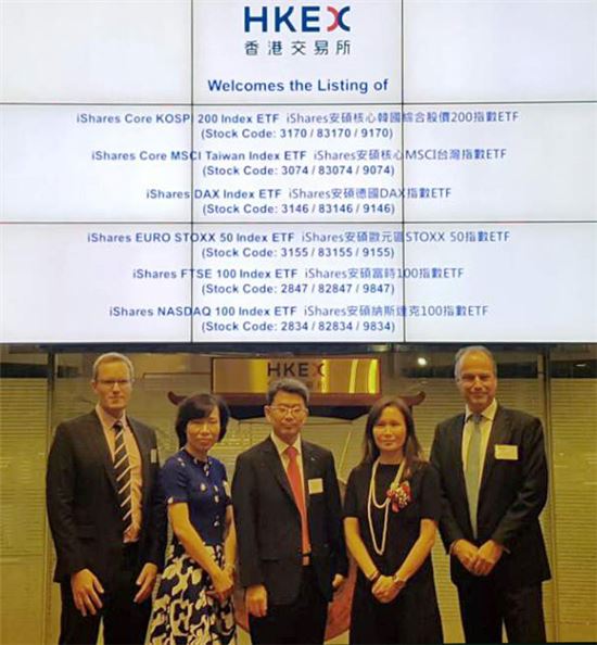 29일 홍콩거래소에서 '코스피200 총수익(NTR)지수 ETF 상장식이 열렸다. 왼쪽부터 STOXX, FTSE, KRX의 정상호팀장, 블랙록 수잔 챈, MSCI의 인덱스 마케팅 담당자

