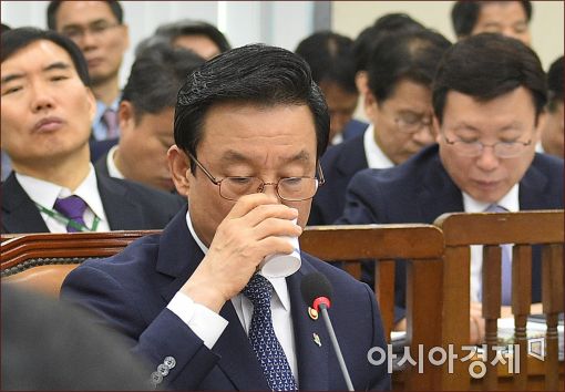 [포토]물 마시는 박인용 국민안전처 장관