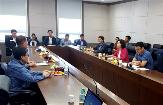 경기도의회 부의장단이 29일 평택항에서 전반기 의정활동을 마감하는 워크숍을 개최하고 있다. 