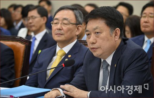 [포토]답변하는 김용환 원자력안전위원장