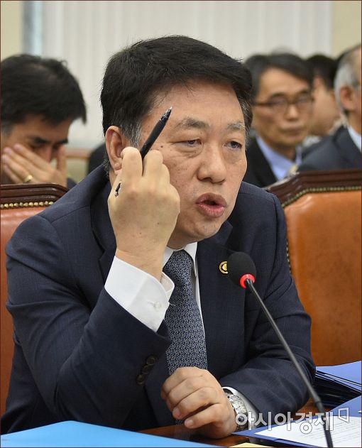 [포토]답변하는 김용환 원자력위원장