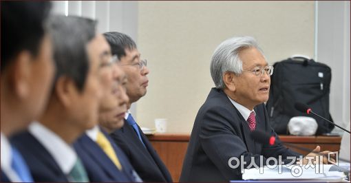 [포토]답변하는 고용주 방문진 이사장