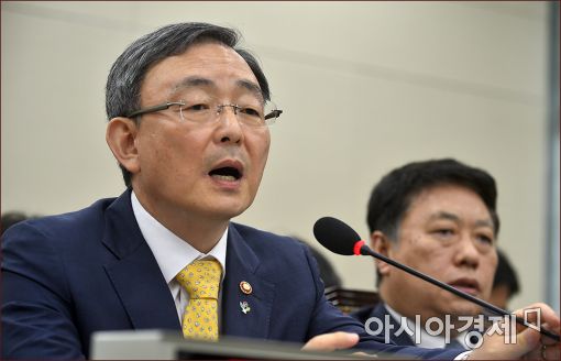 최성준 방통위 위원장이 29일 서울 여의도 국회 미방위 전체회의에 출석, 의원들 질의에 답변하고 있다. 