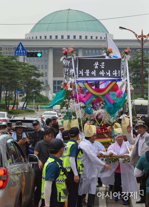 [포토]국회 앞 꽃상여 