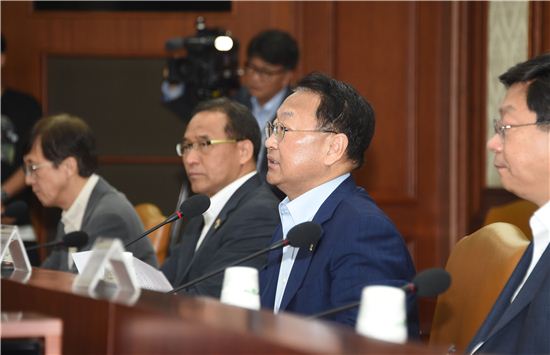 유일호 "중견·중소 조선사, 협력업체, 기자재업체 우선 지원"