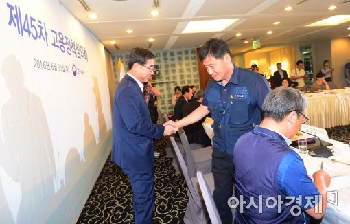 [포토]악수하는 이기권 장관-박대수 한노총 부위원장 