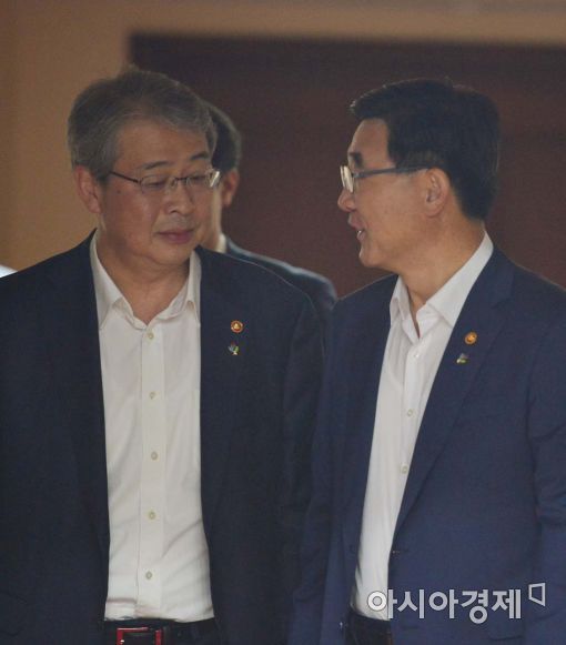 [포토]임종룡 위원장-이기권 장관 '대화' 