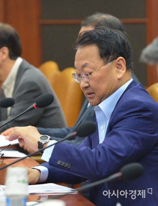 [포토]시계 보는 유일호 경제부총리 