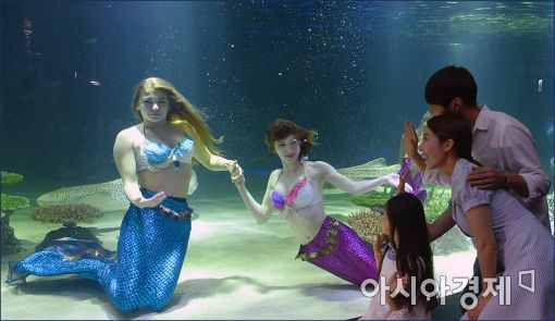 [포토]"한화 아쿠아리움으로 인어공주 보려오세요"