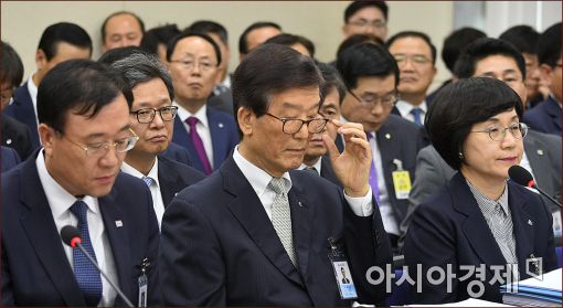 [포토]국회 정무위 출석한 이동걸 산업은행장