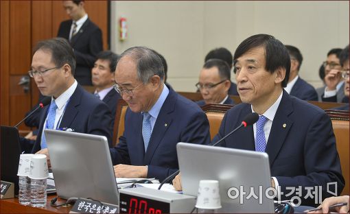 [포토]답변하는 이주열 총재