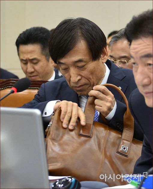 [포토]이주열 총재의 서류가방