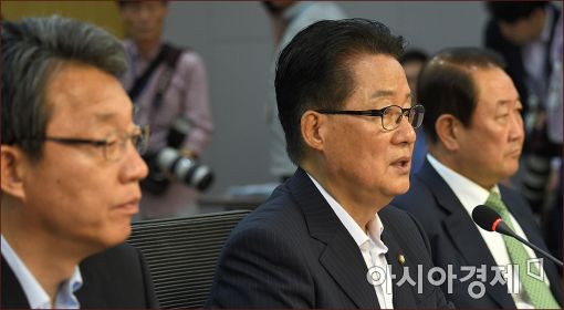[포토]발언하는 박지원 비대위원장