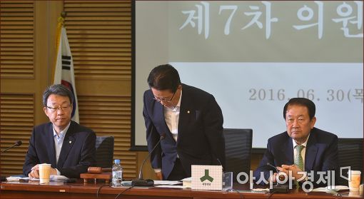 [포토]인사하는 박지원 비대위원장