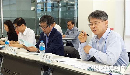 민형배 광주 광산구청장은 30일 한국정치학회가 부산 동서대학교에서 여는 하계학술대회에 참석해 이번 4·13총선에서 호남 선택을 연구한 논문을 발표했다.
