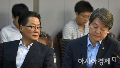 [포토]안철수 전 대표 바라보는 박지원 비대위원장
