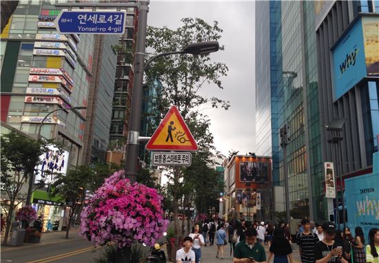 당신도 스마트폰 좀비?…걸을 땐 고개를 드세요