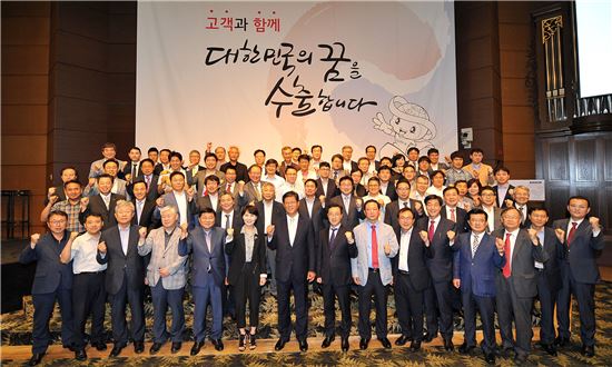 KOTRA는 전국 261개 중소기업으로 서비스 자문단을 새롭게 구성하고 지난달 30일 서울 양재동 엘타워에서 자문단 회의를 개최했다. 김재홍 KOTRA 사장(가운데)과 회의 참가자들이 기념 촬영을 하고 있다. 