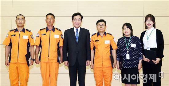 [포토]이낙연 전남지사,이달의 칭찬공무원 시상