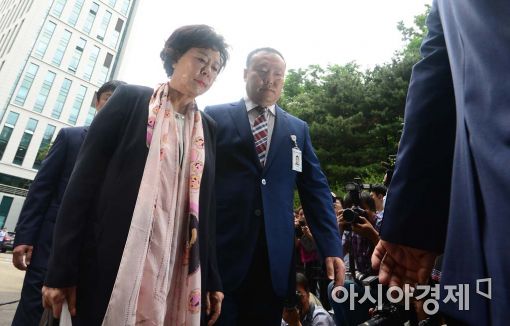 [포토]비리 의혹 신영자 이사장, 검찰 출석 