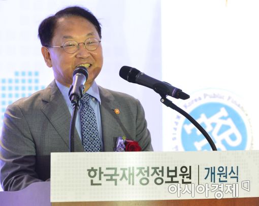 [포토]한국재정정보원 개원식 참석한 유일호 부총리