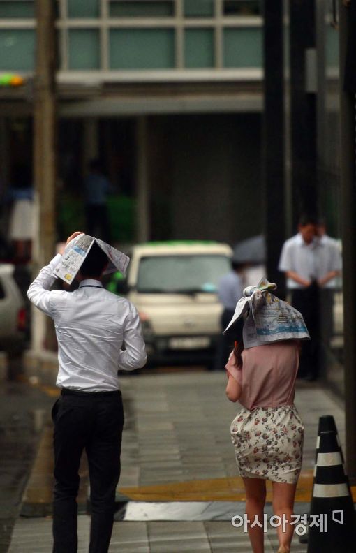 [포토]우산이 없으면 신문지라도 
