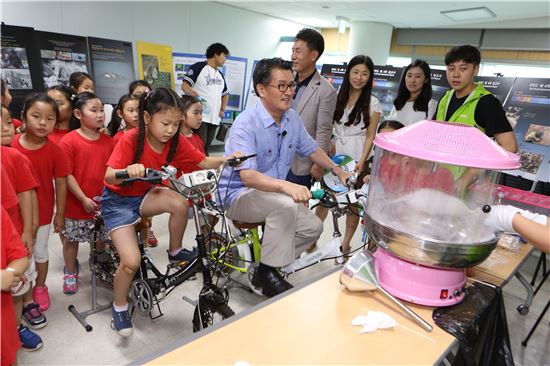 유종필 관악구청장이 전기자전거로 아이들과 솜 사탕을 만들고 있다.