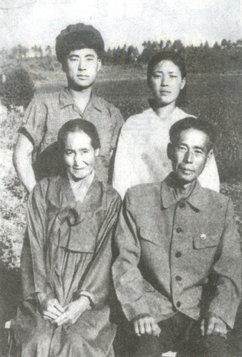 백석의 북한시절 가족사진. 아랫줄 오른쪽이 백석, 왼쪽은 그의 세번째 부인 리윤희, 뒷 줄 남녀는 아들과 딸.