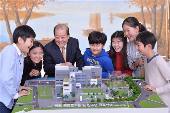 박홍섭 마포구청장이 아이들과 함께 마포중앙도서관 이미지 앞에서 얘기를 나누고 있다.
