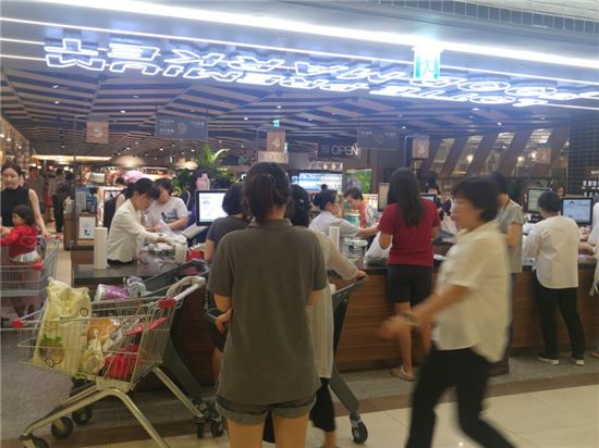 3일 서울 강남구 도곡동에 위치한 롯데 프리미엄 푸드마켓에는 30~50대 가족 단위 고객들이 몰렸다.